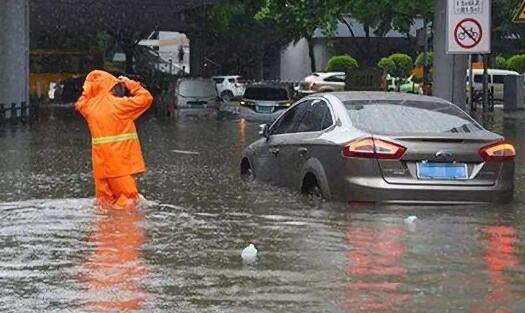 广东多地出现大到暴雨 廉江市区多路段积水阻碍交通