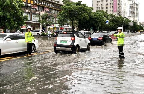 海口发布暴雨红色预警信号 多条道路出现50厘米以上积水