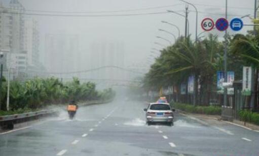 海口发布暴雨红色预警信号 多条道路出现50厘米以上积水