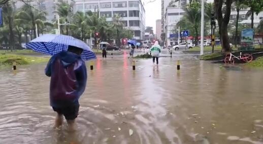 海口发布暴雨红色预警信号 多条道路出现50厘米以上积水