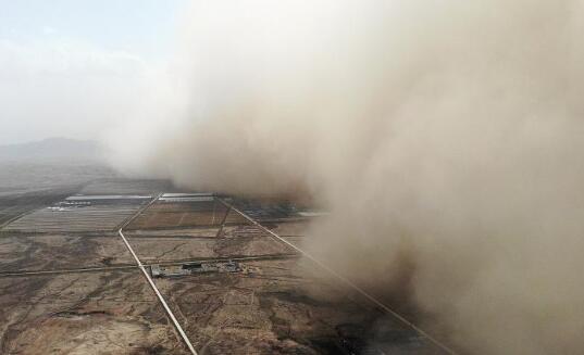 兰州PM10浓度暴增5倍是怎么回事 百米高沙尘墙来袭场面惊人