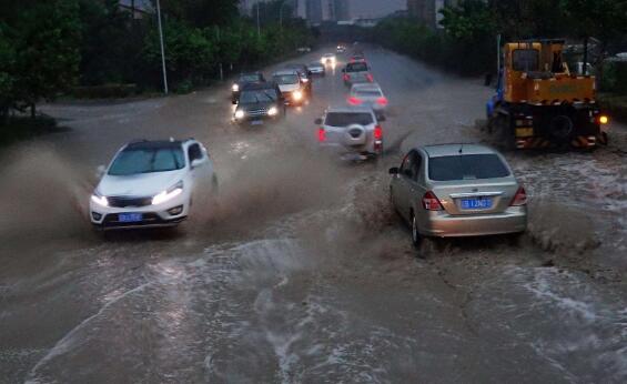 广东多地出现大到暴雨 廉江市区多路段积水阻碍交通