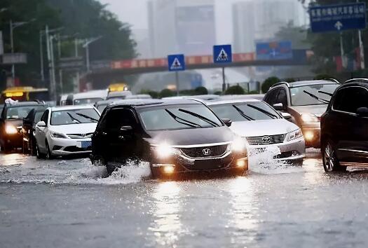 广东多地出现大到暴雨 廉江市区多路段积水阻碍交通