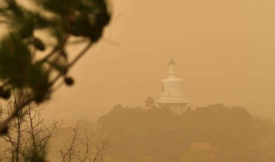 北京发布大风沙尘双预警 中小学校停止户外活动