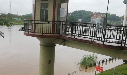 连日暴雨湖南发布今年首个洪水预警 岳阳平江站接近警戒水位