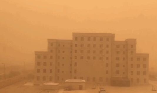 内蒙古锡林郭勒盟出现沙尘暴 蓝色天空秒变土黄色