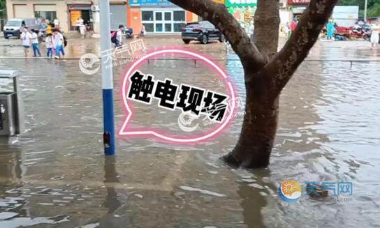 海南省会海口普降暴雨,其中,海口小学生触电倒入积水的视频登上热搜