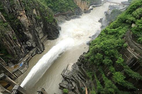 连续降雨致石门水库汛情提前 26日石门水库今年首次开闸泄洪