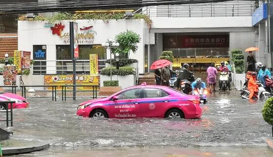 泰国曼谷暴雨成灾积水严重 路边多辆摩托车被淹