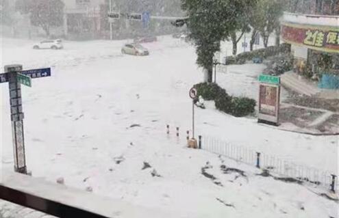 云南文山遇冰雹街道成冰河 现场不少市民的车辆被淹