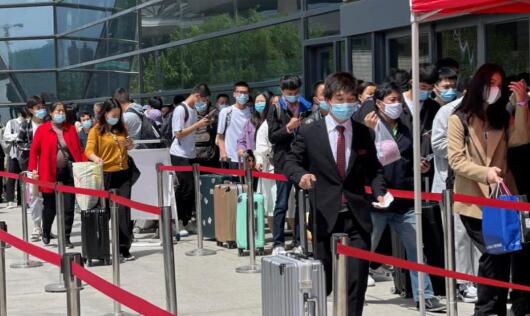 五一前夕全国多地车站人流如潮 多地车站旅客排起长龙