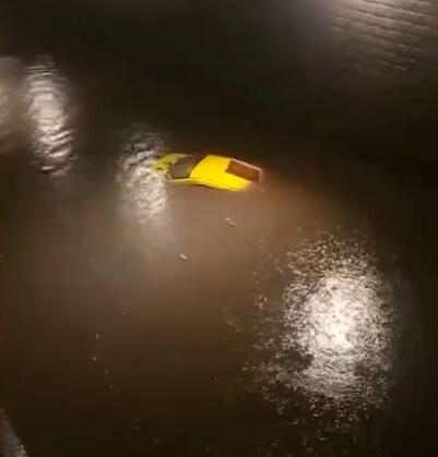 重庆特大雷暴雨出租车被淹仅露车顶是怎么回事 重庆特大雷暴雨出租车被淹仅露车顶是什么情况