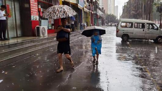 广西北海暴雨多条路段积水严重 当地多个景区紧急关闭