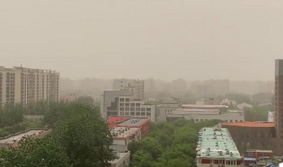 北京沙尘满天飞PM10浓度超500 沙尘暴预警继续发布