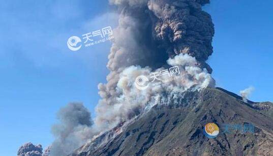 俄罗斯千岛群岛埃别科火山发生喷发 现场喷出的灰柱高达3000米