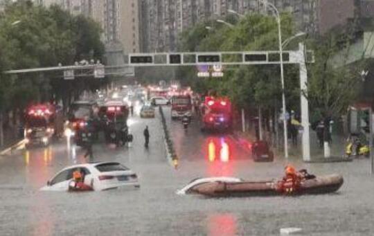 贵州毕节暴雨围城多路段内涝严重 消防员紧急转移150名被困民众