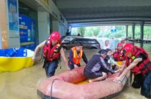 贵州毕节暴雨围城多路段内涝严重 消防员紧急转移150名被困民众