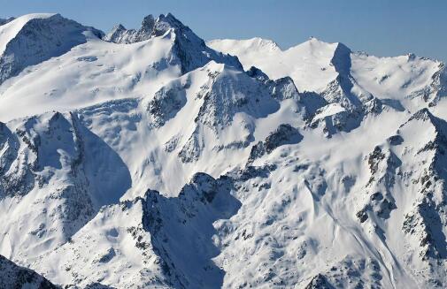 阿尔卑斯山发生雪崩致12人丧生 救援工作仍在进行中