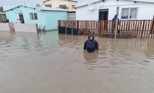 南非西开普省奥弗贝格地区暴雨引发洪水 目前已造成至少4人死亡