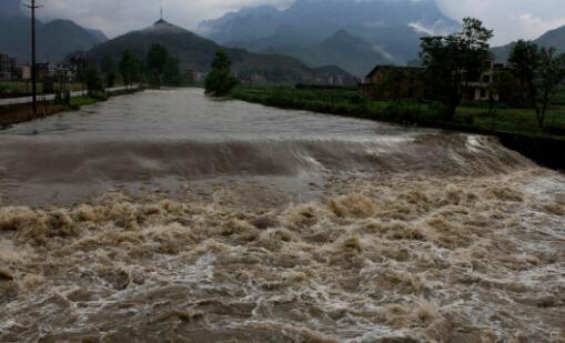 南非西开普省奥弗贝格地区暴雨引发洪水 目前已造成至少4人死亡