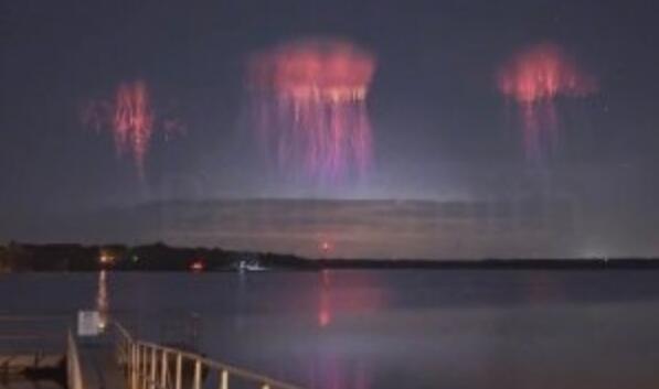 贵州天空现闪电般红色发光体是怎么回事 专家是这么解释的