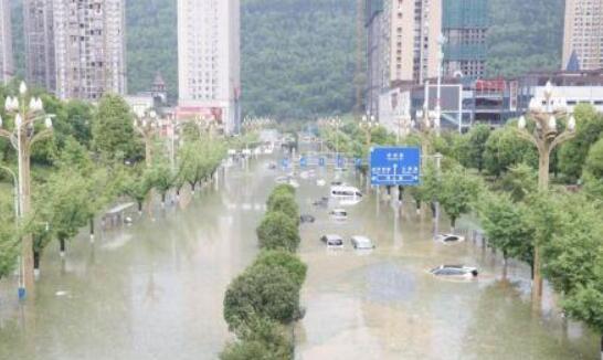 贵州毕节暴雨围城多路段内涝严重 消防员紧急转移150名被困民众