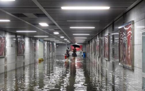 武汉暴雨火车站候车厅变水帘洞 多趟列车暂时停运