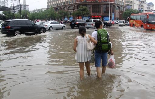 河南信阳暴雨多处地点积水被淹 多辆汽车抛锚在十字路口
