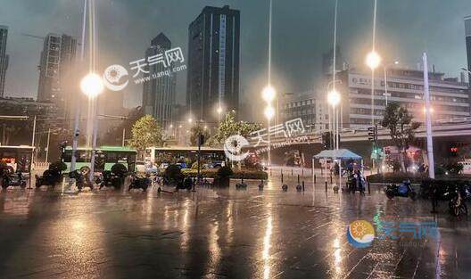 武汉暴雨火车站候车厅变水帘洞 多趟列车暂时停运