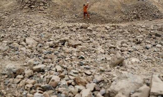 印尼西苏门答腊一金矿区发生山体滑坡 目前7人死亡1人失踪