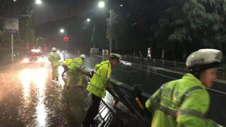 老师教室内淡定喝茶看暴雨 网友：不愧是经历过大风大浪的人