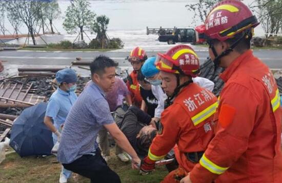 浙江衢州强对流导致一凉亭发生倒塌 7人受伤目前已送医