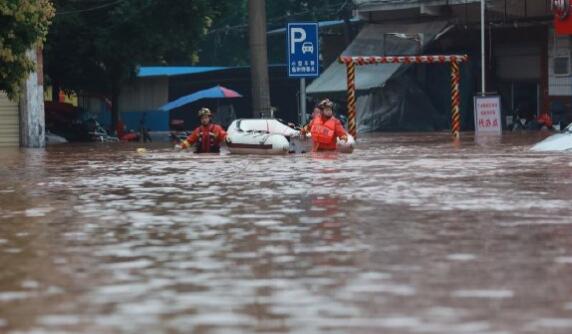 重庆暴雨不断气温难超30℃ 江津江州大道等路段积水严重