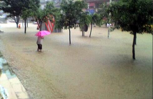 重庆暴雨不断气温难超30℃ 江津江州大道等路段积水严重