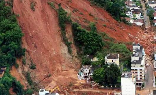 印尼西苏门答腊暴雨引发山体滑坡 目前已有8人死亡8人受伤