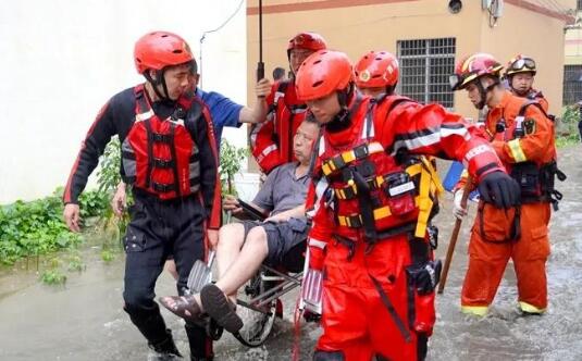 广西贵港强降雨造成城市内涝 消防救援支队救出3名老人