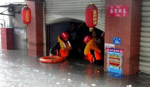 昨日厦门拉下今年首个暴雨红色预警 市区街道变泽国民众被困