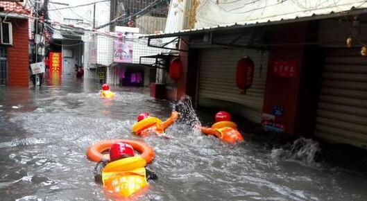 昨日厦门拉下今年首个暴雨红色预警 市区街道变泽国民众被困