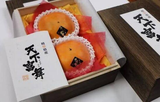 日本两个蜜瓜拍出16万 为什么日本的水果那么贵