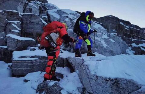 中国盲人张洪登顶珠峰 亚洲首位登上珠峰的盲人