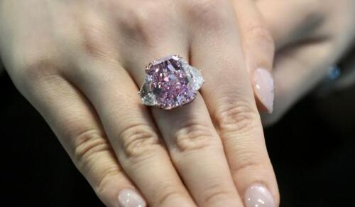 史上最贵紫粉钻石1.8亿元拍出是怎么回事 粉钻和红宝石有什么区别