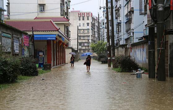 暴雨下不停湖南气温难超30℃ 局地伴有雷暴强对流