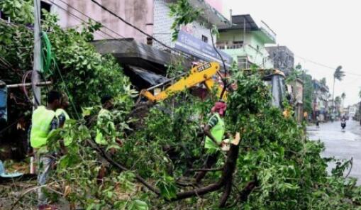 特强气旋风暴“亚斯”登陆印度 目前至少造成5人死亡