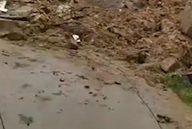 湖南泸溪暴雨致山体滑坡阻碍交通 相关人员正在清理中