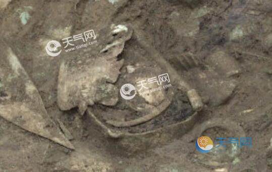 三星堆出土一枚青铜兽面 面像的嘴角露出獠牙