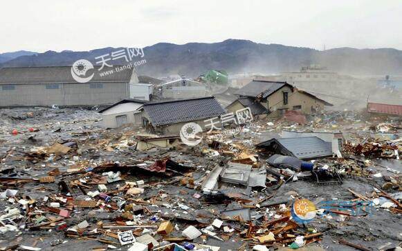 因为地震是地壳的大能量释放,能让地形瞬间隆起或者陷落,从而在海水中