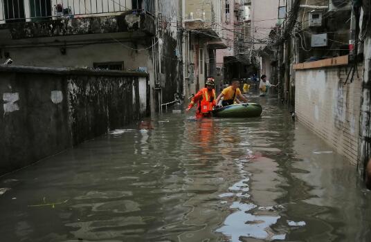 珠海暴雨致大量汽车没顶被淹 市气象台发布暴雨红色预警