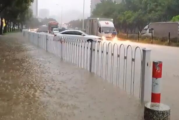 广东珠海暴雨暴雨致多处路面积水严重 平日十几分钟公交路程今走40分钟