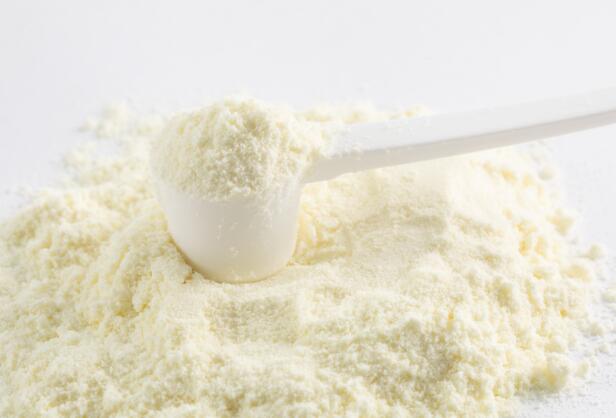 牛奶是白色有些奶粉却是黄色是添加了色素吗 黄色的奶粉是不是添加色素了