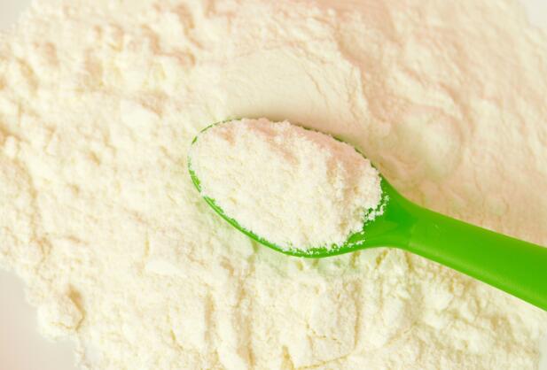 淡黄色的奶粉是添加了色素吗 为什么有些奶粉是黄色的